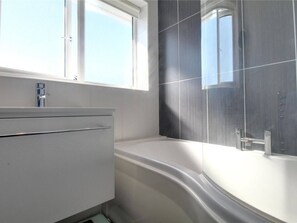 Dormitorio compartido, 3 habitaciones, vista a la ciudad | Baño