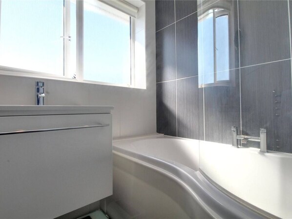 Dormitorio compartido, 3 habitaciones, vista a la ciudad | Baño