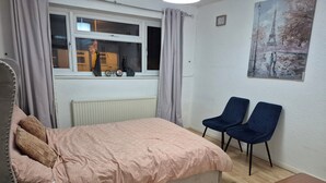 Shared Dormitory, 1 Bedroom, City View | 1 bedroom - Room-cozy Guest Room in Family Home, Clo (Aldershot)