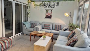 Shared Dormitory, 1 Bedroom, City View | Living room - Room-cozy Guest Room in Family Home, Clo (Aldershot)
