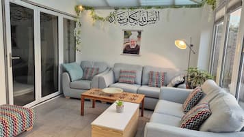 Shared Dormitory, 1 Bedroom, City View | Living room