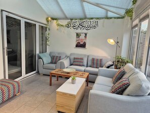 Dormitorio compartido, 3 habitaciones, vista a la ciudad | Sala de estar