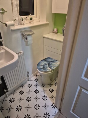 Shared Dormitory, 1 Bedroom, City View | Bathroom - Room-cozy Guest Room in Family Home, Clo (Aldershot)