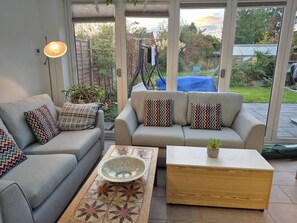 Dormitorio compartido, 3 habitaciones, vista a la ciudad | Sala de estar