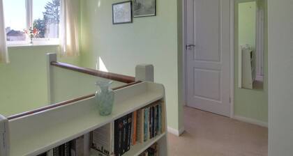 Room-cozy Guest Room in Family Home, Clo