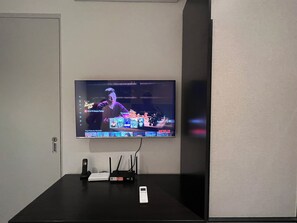 Flat-screen TV - SCARLETZ SUITES KLCC BY LLP (Kuala Lumpur)