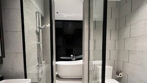 A modern bathroom with a glass-enclosed shower, a freestanding bathtub, and a toilet. - SCARLETZ SUITES KLCC BY LLP (Kuala Lumpur)