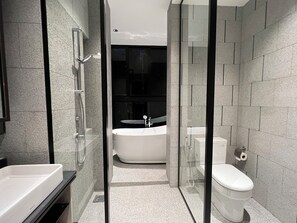 Deluxe Apartment, City View | Bathroom | Slippers - SCARLETZ SUITES KLCC BY LLP (Kuala Lumpur)