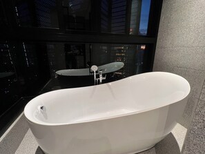 Deluxe Apartment, City View | Bathroom | Slippers - SCARLETZ SUITES KLCC BY LLP (Kuala Lumpur)