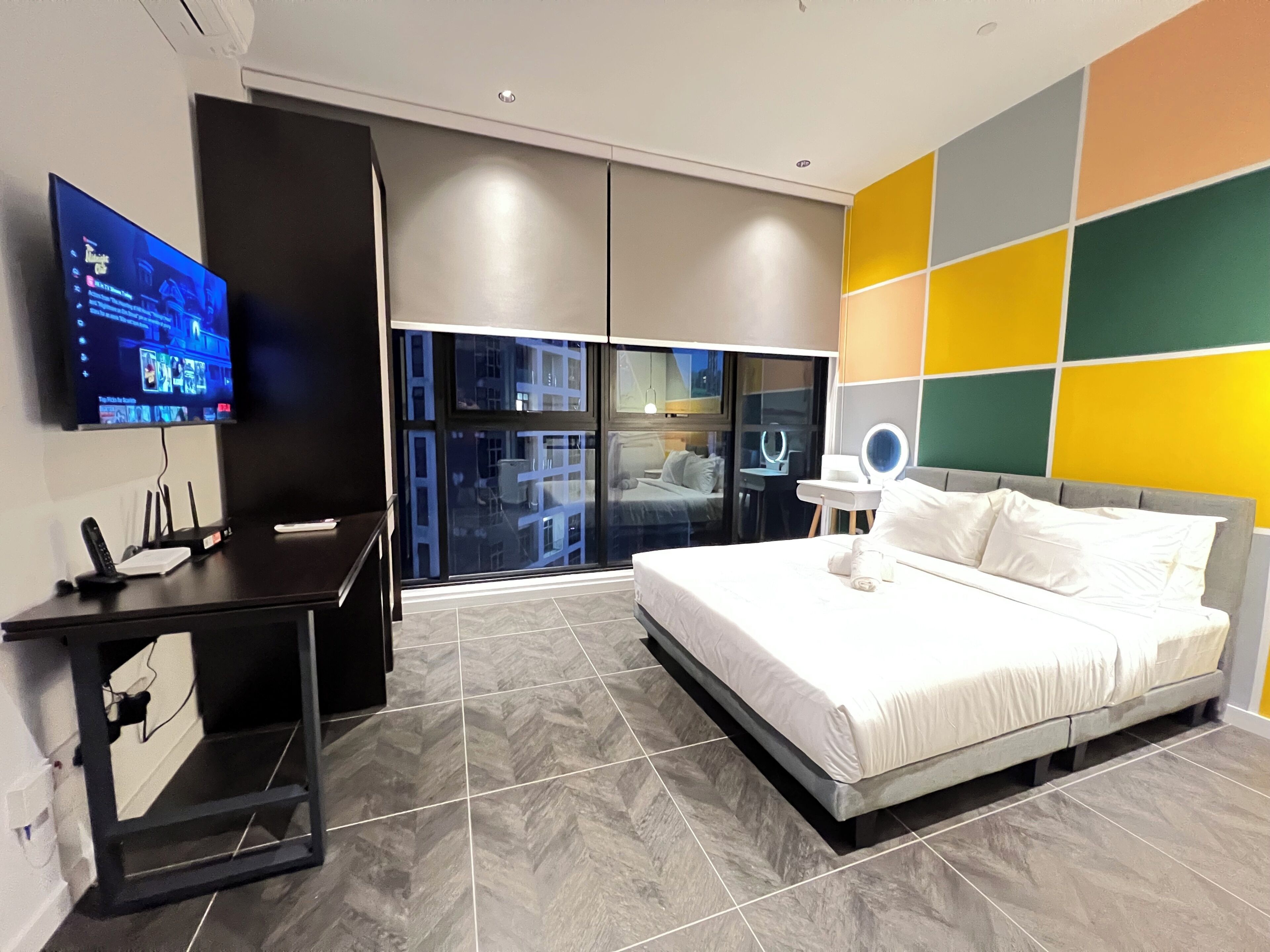 Deluxe Apartment, City View | Living area