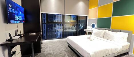 Deluxe Apartment, City View | Living area