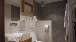 Douche, sèche-cheveux, serviettes fournies, papier toilette