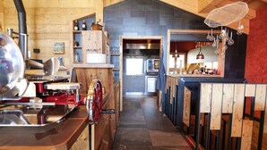 Une cuisine moderne avec des éléments en bois, un four encastré et un réfrigérateur à vin.