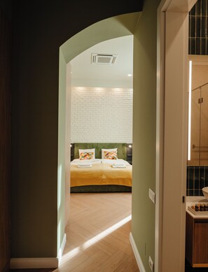 A hotel room with a bed, a green wall, and a window. - Villa Botar (Cluj-Napoca)