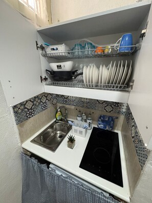 Fridge, stovetop, electric kettle, cookware/dishes/utensils - Petit  Charme, tra Massimo e Politeama (Palermo)