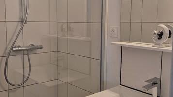 Douche, sĂšche-cheveux, serviettes fournies, papier toilette