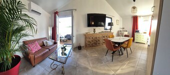 Bright, cosy apartment a stone's throw from the beach
