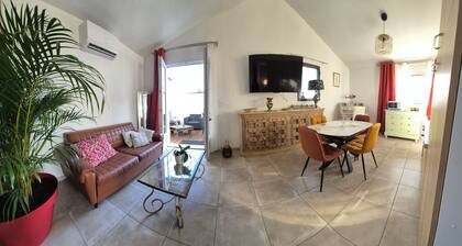 Bright, cosy apartment a stone's throw from the beach