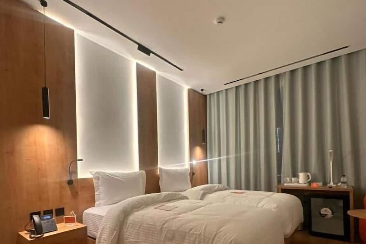 In-room safe, soundproofing, iron/ironing board, free WiFi