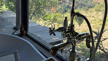 Luxury House, 5 Bedrooms, Kitchen, Mountain View | Deep-soaking bathtub