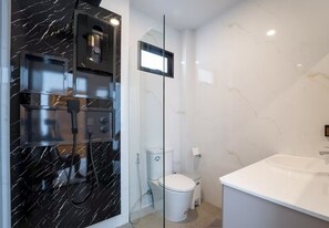Shower, hair dryer, bidet, towels - New Fully Furnished Villa 5 mins To Beautiful Maenam Beach, Koh Samui (Surat Thani)
