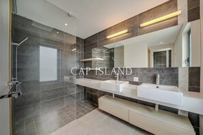 Shower, hair dryer - Penthouse with Lagoon Pool View, 200m from the Beach (Mont Choisy)