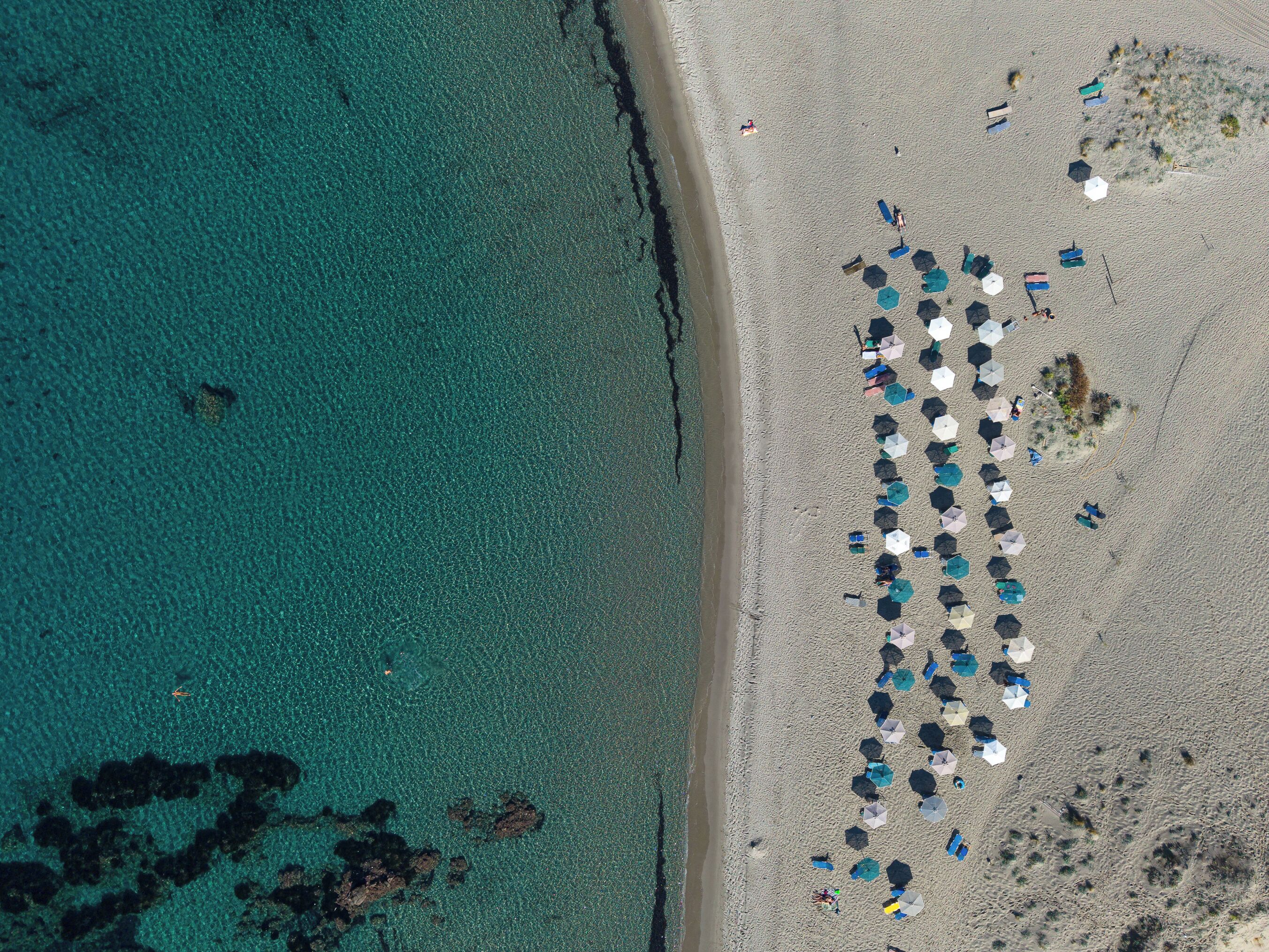 En la playa, camastros y toallas de playa 