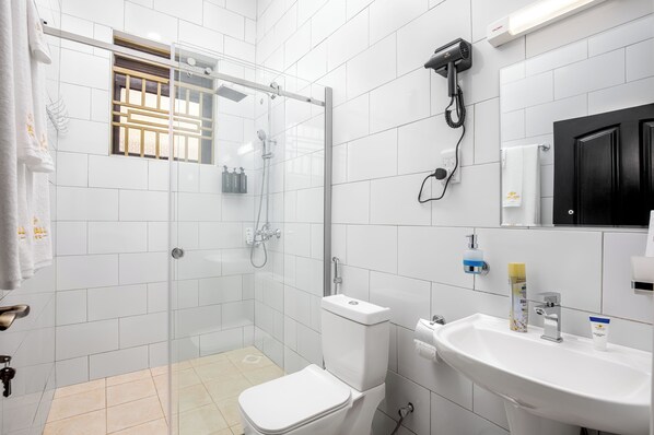 Habitación individual, balcón, vistas a la ciudad | Baño | Ducha, secador de pelo, zapatillas y toallas