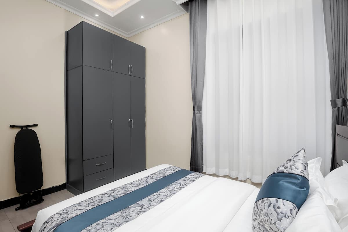 Căn hộ Deluxe, ban công, quang cảnh thành phố | Két bảo mật tại phòng, bàn, khu vực làm việc phù hợp cho laptop