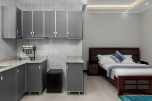 Yhden hengen deluxe-huone, parveke, kaupunkinäköala | Tallelokero huoneessa, työpöytä