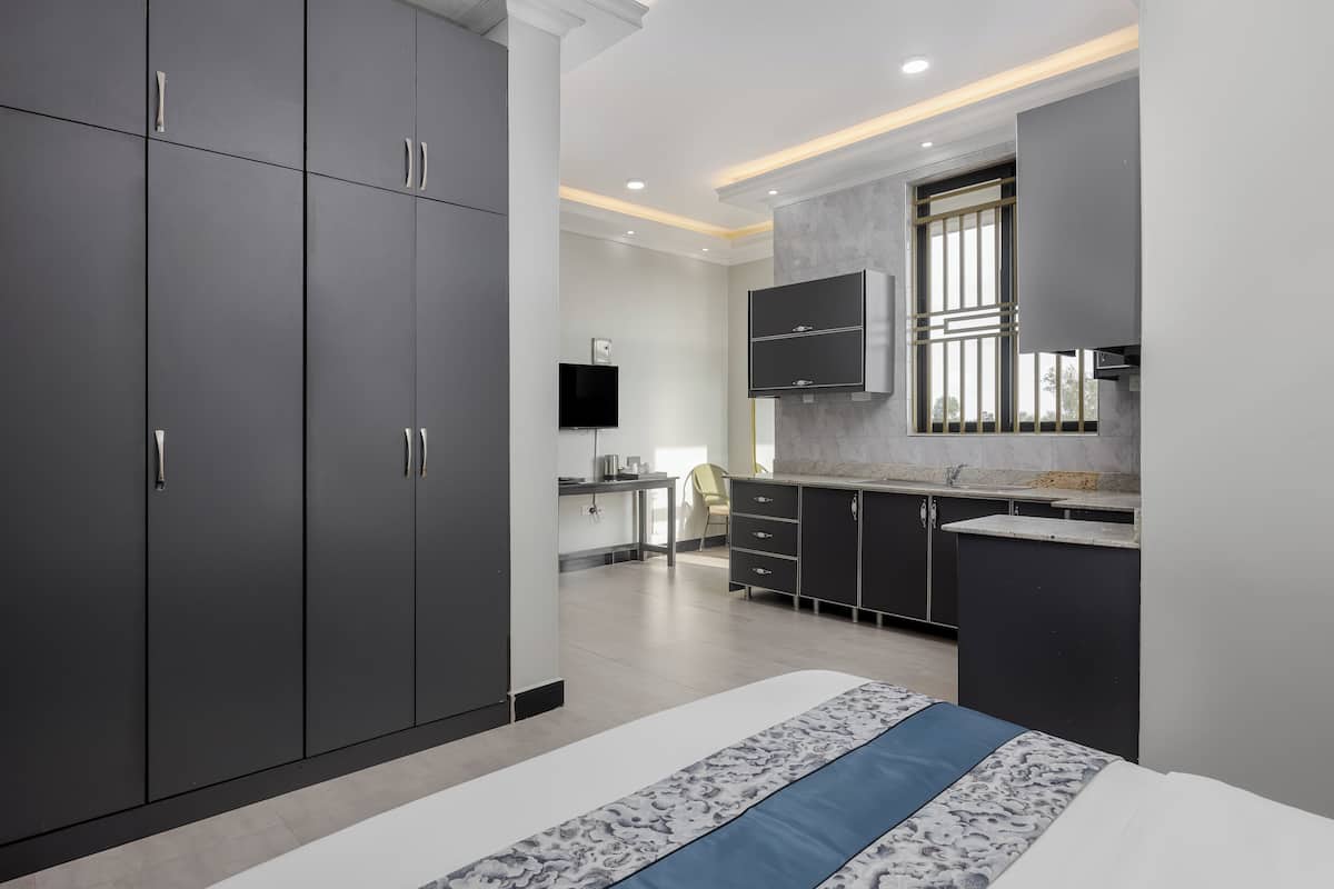 Phòng Suite, ban công, quang cảnh thành phố | Két bảo mật tại phòng, bàn, khu vực làm việc phù hợp cho laptop