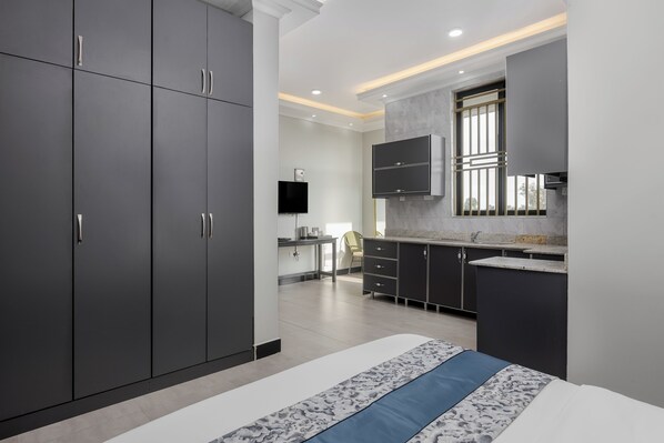 Phòng Suite, ban công, quang cảnh thành phố | Két bảo mật tại phòng, bàn, khu vực làm việc phù hợp cho laptop