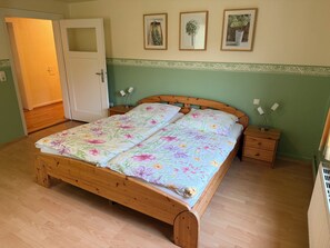 Tabla de planchar con plancha, cuna de viaje, wifi gratis y ropa de cama