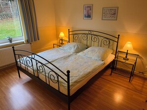 Tabla de planchar con plancha, cuna de viaje, wifi gratis y ropa de cama