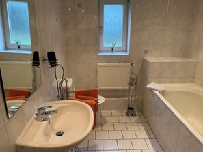 Haartrockner, Handtücher, Seife, Toilettenpapier