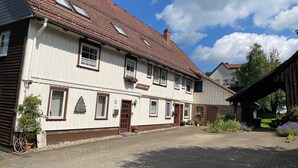 Un bâtiment traditionnel, sur lequel on peut lire l’inscription « Lindner’s Hof », avec une cour pavée, des volets en bois et un toit recouvert de tuiles.