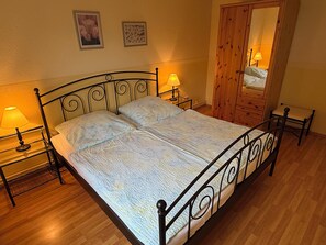 Tabla de planchar con plancha, cuna de viaje, wifi gratis y ropa de cama
