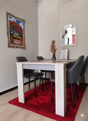 Dining - ALL ON FOOT! T3 Luxury - 6 pers. Secure parking - Fibre - 15min St-pierre/plage! (Saint-Louis)