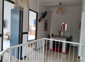 Dining - ALL ON FOOT! T3 Luxury - 6 pers. Secure parking - Fibre - 15min St-pierre/plage! (Saint-Louis)