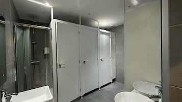 Ducha, secador de pelo, jabón y champú