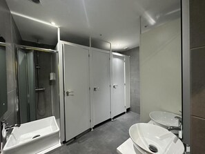 Shower, hair dryer, soap, shampoo - Hostal MYD Madriz (Madrid)