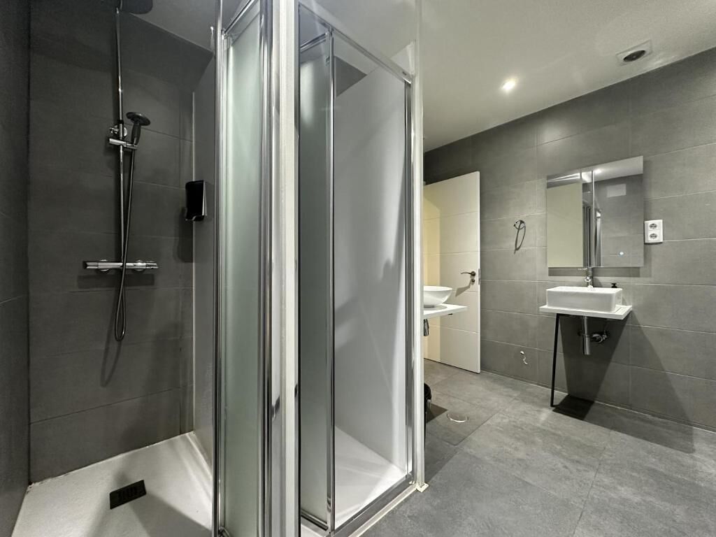 Doccia, asciugacapelli, sapone, shampoo