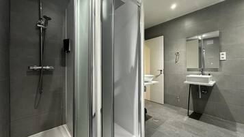 Doccia, asciugacapelli, sapone, shampoo