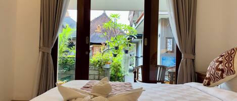 Habitación doble superior, vista al jardín | Escritorio y wifi gratis