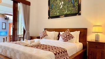 Superior Double Room, Garden View | Desk, free WiFi