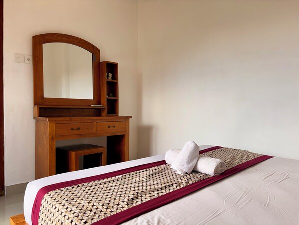 Habitación doble estándar, vista a la ciudad | Escritorio y wifi gratis 