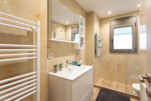 Shower, hair dryer, towels, soap - Stone Apartmens - Sunstone Apartments Stoupa (Stoupa)