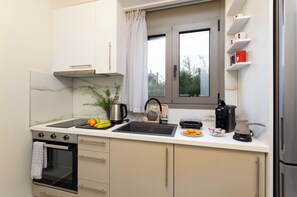 Una cocina moderna con horno empotrado, un lavamanos y un ventanal con vistas.