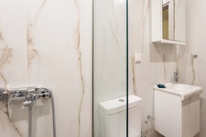 Shower, hair dryer, towels, soap - Sun Apartment - Sunstone Stoupa (Stoupa)