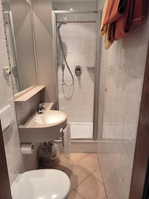 Habitación Confort con 2 camas individuales, vista al patio | Baño | Regadera, secadora de cabello, toallas, shampoo